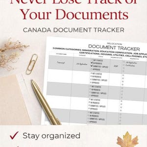 Può includere: Un set di tre tazze in ceramica con finitura opaca e macchiettata. Le tazze sono nei toni del crema, grigio chiaro e grigio scuro. Ogni tazza ha un design semplice e minimalista, perfetto per caffè o tè.