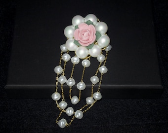Handgefertigte Rosenbrosche mit Perle | Blumen-Corsage im Vintage-Stil | Brosche mit kaskadenförmiger Perlenkette | Hochzeitsaccessoire im Cottagecore-Stil