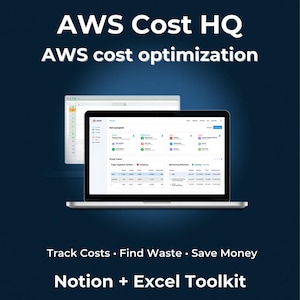 以下が含まれることがあります： 暗い青色の背景に「AWS Cost HQ」と「AWS cost optimization」のテキストが表示されたデジタルグラフィック。ラップトップにはデータを含むダッシュボードが表示されています。「Track Costs • Find Waste • Save Money」と「Notion + Excel Toolkit」のテキストも表示されています。