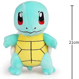 K&ouml;nnte beinhalten: Ein Pl&uuml;sch-Squirtle-Spielzeug, ca. 21 cm hoch und 15 cm breit. Das Spielzeug hat einen hellblauen K&ouml;rper, einen gelben Panzer mit schwarzen Linien und gro&szlig;e schwarze Augen mit roten Akzenten. Es ist ein weiches, kuscheliges Spielzeug.