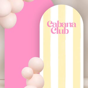Puede incluir: Un telón de fondo arqueado con rayas verticales amarillas y blancas con el texto rosa Cabana Club impreso en la parte superior, acompañado de un telón de fondo arqueado rosa sólido y racimos de globos rosa pálido.