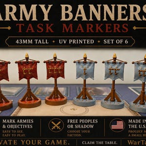 Könnte beinhalten: Ein Set aus sechs 43 mm hohen, UV-bedruckten Armeebanner-Markern. Drei Banner sind rot mit goldenen Symbolen und drei sind hellblau mit goldenen Symbolen. Jedes Banner ist auf einem braunen, holzartigen Ständer mit einer goldenen Spitze montiert.