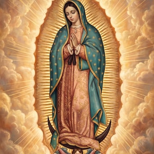 Può includere: Un dipinto della Vergine di Guadalupe con un mantello verde acqua con stelle dorate sopra un abito rosa con motivi floreali. Si trova su una mezzaluna scura sorretta da un angelo alato, circondata da un sole dorato e da soffici nuvole.