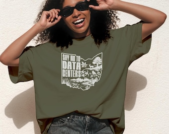 Op de afbeelding: Een olijfgroen T-shirt met korte mouwen en een witte grafische print van de staat Ohio. Het ontwerp bevat de tekst 'SAY NO TO DATA CENTERS' naast illustraties van een hert, een boom, een vogel en een biologisch gevarensymbool.