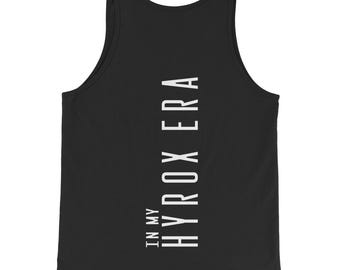 Op de afbeelding: Een zwart mouwloos hemd met de witte verticale tekst "IN MY HYROX ERA" gedrukt in een strak, schreefloos lettertype. Het kledingstuk heeft een klassieke ronde hals en brede schouderbanden, wat zorgt voor een eenvoudig en sportief ontwerp.