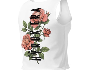 Op de afbeelding: Een wit mouwloos hemd met een botanische illustratie van drie roze rozen met groene bladeren en stengels. De zwarte tekst "IN MY HYROX ERA" is verticaal in een vet, schreefloos lettertype over het bloemmotief op de voorzijde gedrukt.