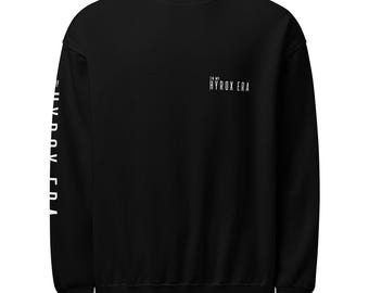 Op de afbeelding: Een zwart sweatshirt met lange mouwen en witte tekst op de rechterborst met de tekst IN MY HYROX ERA. Dezelfde tekst is verticaal in het wit gedrukt langs de buitenkant van de rechtermouw, van de schouder tot aan de boord.