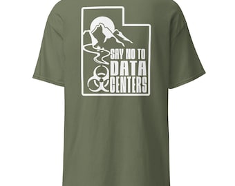 Op de afbeelding: Olijfgroen t-shirt met een witte afbeelding op de achterkant. De afbeelding toont een bergketen, een rivier en de tekst "SAY NO TO DATA CENTERS" in een witte omtrek van de staat Utah.