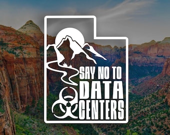 Op de afbeelding: Een witte afbeelding met de tekst "SAY NO TO DATA CENTERS" in een Utah-vormige omtrek. De afbeelding bevat een bergketen, een zon en een biohazard-symbool, tegen een schilderachtig berglandschap.