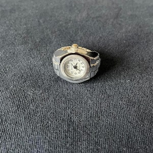 Reloj de anillo Y2K totalmente funcional con esfera blanca
