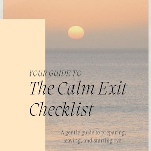 Op de afbeelding: Een boekomslag met een zonsondergang boven de oceaan. De tekst luidt "YOUR GUIDE TO The Calm Exit Checklist" met de ondertitel "A gentle guide to preparing, leaving, and starting over." Het Brave Bee Collective-logo staat onderaan.
