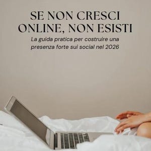 Può includere: Un laptop aperto su un letto bianco, con il testo "SE NON CRESCI ONLINE, NON ESISTI" e "La guida pratica per costruire una presenza forte sui social nel 2026." L'immagine è per un e-book di Tony Colantuono.