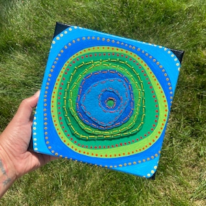 Abstrakte bemalte Leinwand mit Filzapplikation - Handgenähte Scheiben - 20x20cm