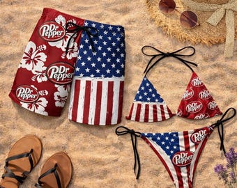 Conjunto de biquíni fio dental e sunga masculina com estampa da bandeira dos EUA da Dr Pepper para casais, estilo patriótico americano, perfeito para férias de verão.