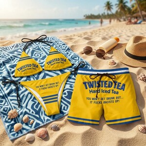 Può includere: Un set di bikini e pantaloncini da bagno gialli con la scritta "TWISTED TEA Hard Iced Tea" e "YOU WON'T GET DRUNK BUT... IT FUCKS RACISTS UP!". Gli articoli sono su un telo mare con conchiglie, occhiali da sole, un cappello e crema solare.