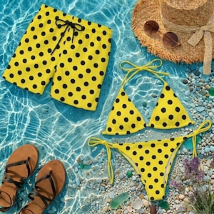 Könnte beinhalten: Ein gelbes Bikini-Set mit schwarzen Punkten und passende Badeshorts werden mit einem Strohhut, einer Sonnenbrille und Sandalen präsentiert. Die Badebekleidung ist gelb mit schwarzen Punkten. Die Sandalen sind braun mit schwarzen Riemen.