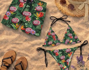 Completo bikini e pantaloncini da spiaggia da uomo con stampa floreale Dr. Pepper, costumi da bagno tropicali per coppie, abbigliamento da spiaggia per le vacanze estive, outfit divertente e giocoso per la spiaggia.