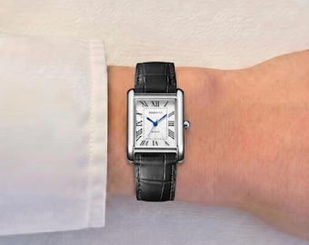 Reloj de lujo rectangular plateado de estilo vintage de los años 2000 con correa de cuero.