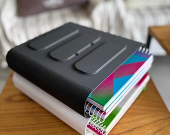 Porte-livres et porte-dossiers empilables. Organiseur empilable, plateau de classement horizontal, rangement de bureau, accessoires de bureau, organisation du bureau étudiant.