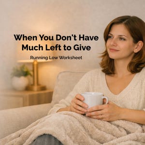 以下が含まれることがあります： When You Don't Have Much Left to Give Running Low Worksheetというタイトルのデジタルワークシート。クリーム色のセーターを着て白いマグカップを持ち、柔らかいベージュのブランケットに包まっている人物のシーンの上にテキストが表示されています。