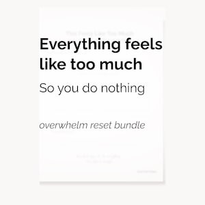 Op de afbeelding: Een witte rechthoekige print met zwarte tekst: "Everything feels like too much. So you do nothing. overwhelm reset bundle."