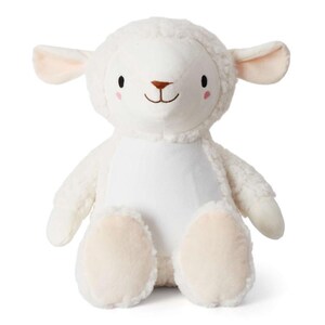 Puede incluir: Un peluche de cordero blanco con una cara sonriente, mejillas rosadas y pequeños ojos negros. El cordero tiene un pelaje suave y esponjoso y está sentado erguido. Las orejas y los pies son de color beige claro. Un juguete lindo y tierno.