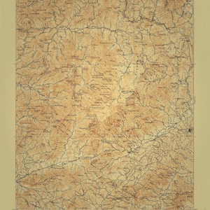 Op de afbeelding: Een vintage topografische kaart van de Mount Mitchell quadrangle in North Carolina en Tennessee. De kaart, in bruin- en tinten, toont contourlijnen, rivieren en plaatsnamen. De titel en enquête-informatie staan ​​boven en onder afgedrukt.