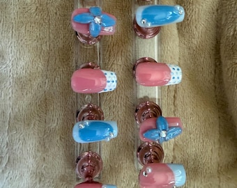 Uñas postizas prefabricadas o personalizadas