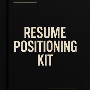 Peut inclure: Un carré noir avec les mots "RESUME POSITIONING KIT" en gras, en blanc cassé. Le texte est centré, avec une ligne horizontale au-dessus et en dessous. Le fond est noir uni.