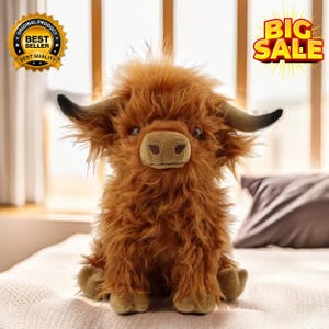 Puede incluir: Un peluche de vaca de las Tierras Altas con pelaje marr&oacute;n y lanudo, cuernos negros y una cara detallada. El juguete est&aacute; sentado en una cama. La imagen tambi&eacute;n incluye una insignia de "Best Seller".