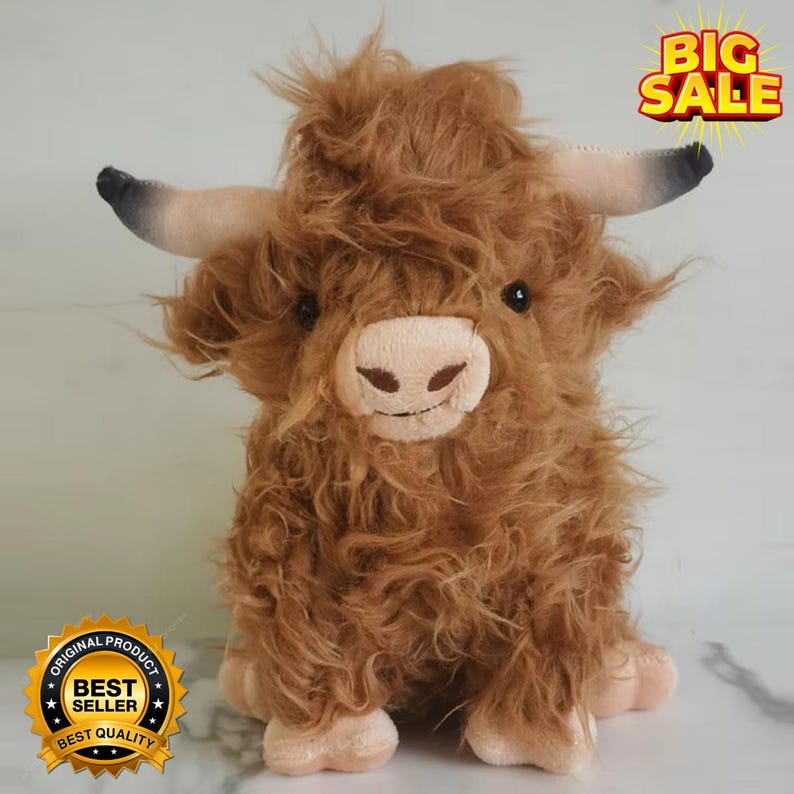 Puede incluir: Un peluche de vaca de las Tierras Altas con pelaje marr&oacute;n y lanudo, ojos negros peque&ntilde;os y nariz y pies de color rosa claro. Los cuernos son curvos con puntas negras. Se ve un texto "BIG SALE" y una insignia de "BEST SELLER".