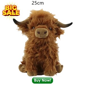 Puede incluir: Un peluche de vaca de las Tierras Altas, de unos 25 cm de altura, con pelaje marr&oacute;n y lanudo, hocico marr&oacute;n y cuernos negros curvados. La imagen incluye el texto "BIG SALE" y "Buy Now!".