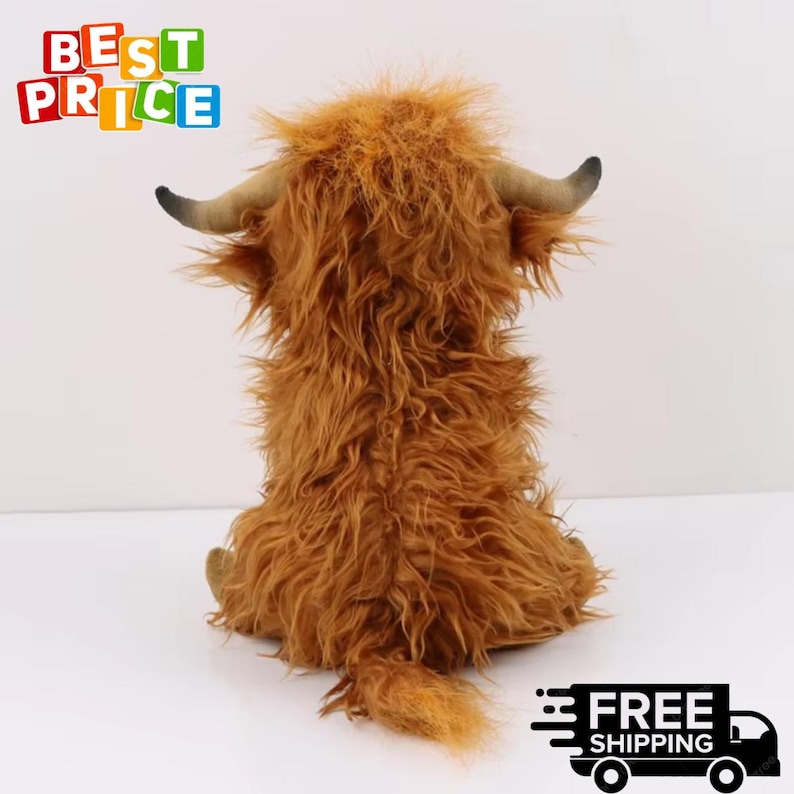Puede incluir: Un peluche de vaca de las Tierras Altas, visto desde atr&aacute;s, con pelo largo y lanudo de color marr&oacute;n rojizo. Tiene cuernos peque&ntilde;os y curvados y una cola esponjosa. El juguete est&aacute; sobre una superficie blanca. El texto "BEST PRICE" es visible.