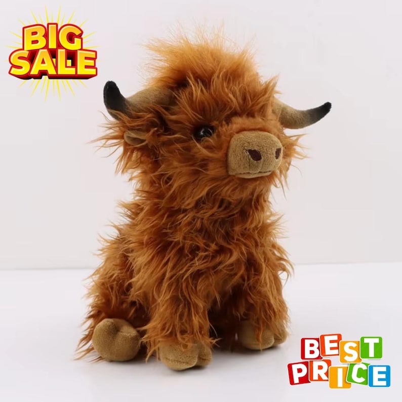 Puede incluir: Un peluche de vaca de las Tierras Altas con pelaje marr&oacute;n y lanudo, peque&ntilde;os cuernos negros y un hocico marr&oacute;n claro. El animal de peluche est&aacute; sentado. La imagen incluye las palabras "BIG SALE" y "BEST PRICE" en texto colorido.