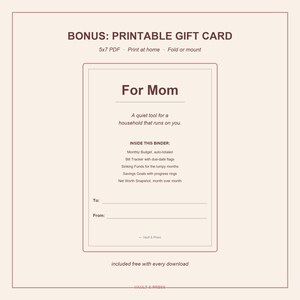 K&ouml;nnte beinhalten: Druckbare Geschenkkarte mit dem Text "For Mom" und einer Liste von Funktionen, darunter Monatsbudget und Sparziele. Die Karte ist f&uuml;r den Heimdruck konzipiert und enth&auml;lt Felder f&uuml;r "An:" und "Von:"