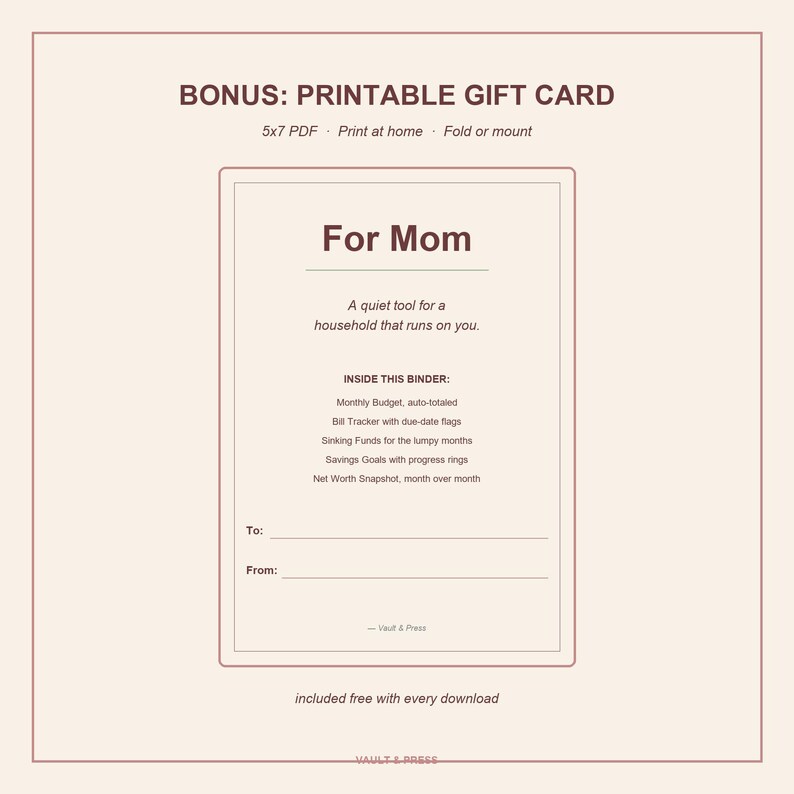 K&ouml;nnte beinhalten: Druckbare Geschenkkarte mit dem Text "For Mom" und einer Liste von Funktionen, darunter Monatsbudget und Sparziele. Die Karte ist f&uuml;r den Heimdruck konzipiert und enth&auml;lt Felder f&uuml;r "An:" und "Von:"