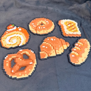 Handgjord Pixel Bageri Charm Nyckelring eller Magnet • Croissant, Pretzel, Munk, Rulltårta Tillbehör