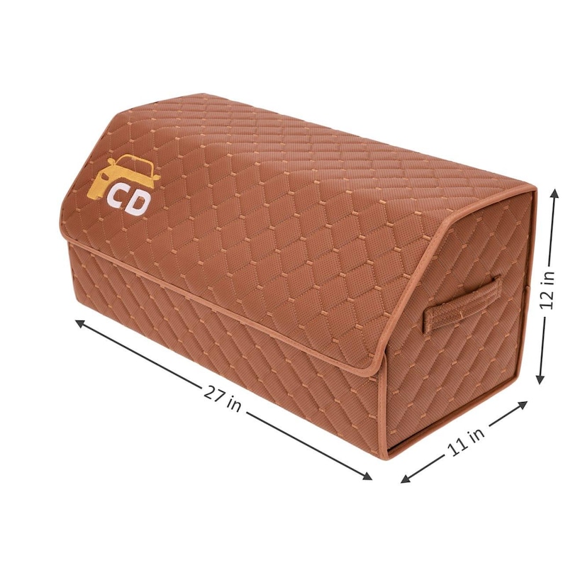 K&ouml;nnte beinhalten: Ein brauner Kofferraum-Organizer mit Rautenmuster und Griff. Der Organizer ist 68,6 cm lang, 27,9 cm breit und 30,5 cm hoch. Er hat eine gelbe Autografik mit den Buchstaben "CD".