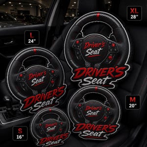 Op de afbeelding: Vier zwarte stuurwielvormige kussens met koolstofvezeltextuur, rode accenten en de tekst "Driver's Seat" in rood en wit. De maten zijn aangegeven als S 41 cm, M 51 cm, L 61 cm en XL 71 cm in diameter.