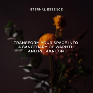 Puede incluir: Un ramo de flores naranjas y oscuras desenfocadas con hojas verdes sobre un fondo oscuro. El texto ETERNAL ESSENCE y TRANSFORM YOUR SPACE INTO A SANCTUARY OF WARMTH AND RELAXATION est&aacute; impreso en blanco en el centro de la imagen.
