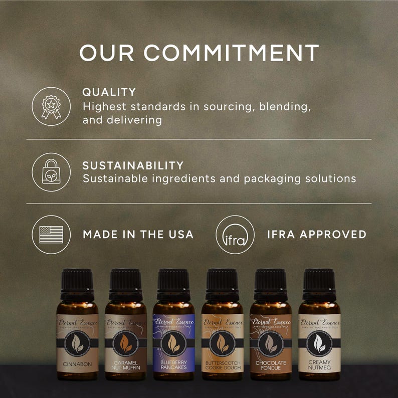 Puede incluir: Seis frascos de vidrio &aacute;mbar con tapas negras, cada uno con una etiqueta Eternal Essence con los nombres de aromas: Cinnabon, Caramel Nut Muffin, Blueberry Pancakes, Butterscotch Cookie Dough, Chocolate Fondue y Creamy Nutmeg. El texto incluye Our Commitment, Quality, Sustainability, Made in the USA y IFRA Approved.