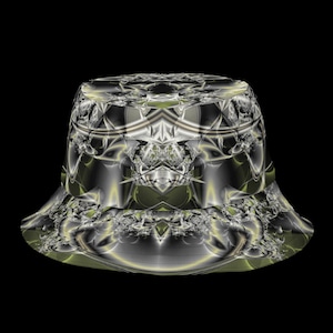 Peut inclure: Chapeau de pêcheur numérique avec un motif abstrait complexe. Le chapeau présente un motif répétitif de formes argentées, noires et vert pâle, créant une esthétique futuriste ou psychédélique. Le bord du chapeau est légèrement incurvé.