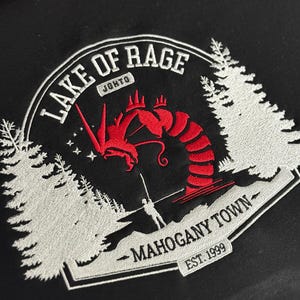 Broderad Lake of Rage-huvtröja | Mahogany Town Dragon Design 70 000 stygn