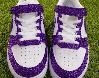 Zapatillas Nike personalizadas para niños, adornadas a mano con pedrería auténtica.