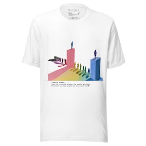 Könnte beinhalten: Ein weißes Kurzarm-T-Shirt mit einer Grafik aus bunten Balkendiagrammen, auf denen kleine Figuren stehen. Unter der Grafik steht der Text: /imagine prompt: Draw the distance between the people who make decisions and the people who live with them.