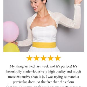 Puede incluir: Una mujer lleva un vestido blanco sin tirantes con un cintur&oacute;n amarillo y una chalina de ganchillo blanco. Est&aacute; sosteniendo dos globos, uno rosa y otro amarillo. El texto "OVER 3000 HAPPY SHOPPERS" est&aacute; en la parte superior de la imagen. Cinco estrellas est&aacute;n debajo de la imagen con el texto "My shrug arrived last week and it's perfect! It's beautifully made--looks very high quality and much more expensive than it is. I was trying to match a particular dress, so the fact that the colour photograph shown on the website was 100% accurate was extremely helpful. I also appreciated the lovely personalised packaging and from Aleksandra! If I need another shrug I know where to come!"