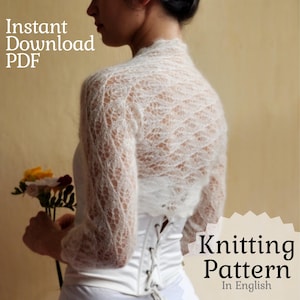 Könnte beinhalten: Ein weißes, offen gewebtes Strickbolero mit langen Ärmeln, getragen über einem weißen Korsett. Das Bild enthält den Text "Instant Download PDF" und "Knitting Pattern In English".
