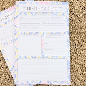 Op de afbeelding: Een Finisher's Form notitieblok met een pastelkleurig bloemmotief in roze, blauw en geel. Het notitieblok bevat secties voor persoonlijke informatie, schetsen, afwerkingsnotities en speciale instructies.