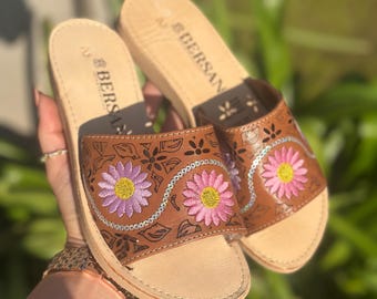 ¡De cuero! Sandalias mexicanas con flores
