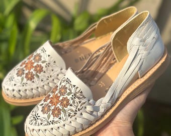 Mexikanska läderhuaraches med broderade blommor – Artesanal sandaler